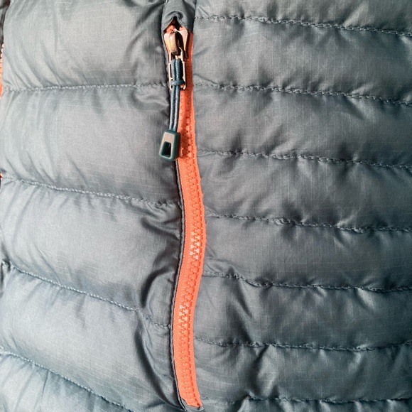 Woman’s medium Patagonia sage green down jacket - Picture 5 of 11